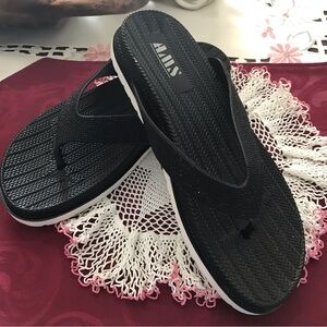 AMS Sandals/ Flip Flops Black with Sparkle size 8